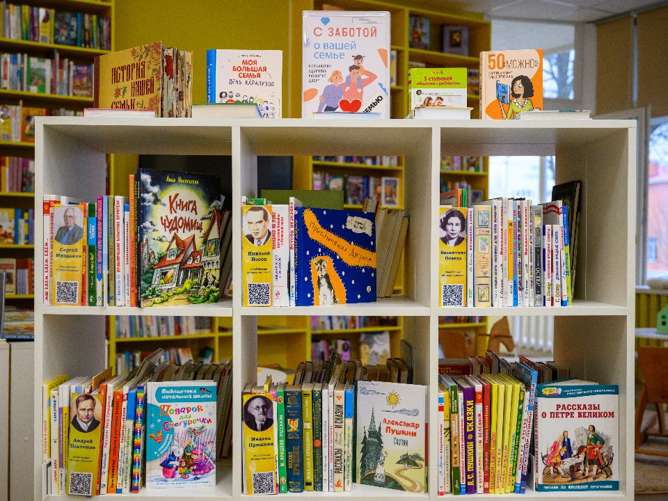 Почему с детьми важно читать сказки: три причины от психолога