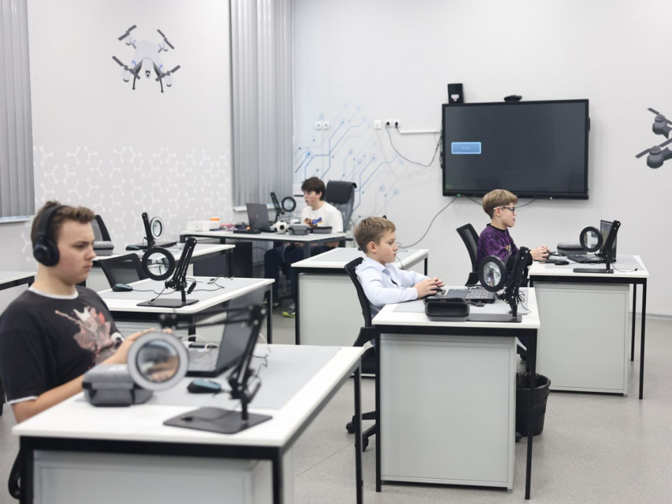 От сборки до полета: школьники из «Мозаики» осваивают управление беспилотниками