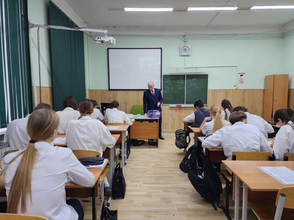 Учитель истории школы №5 зачитывает письма современников, чтобы сделать уроки более живыми