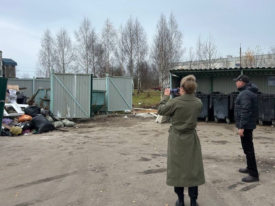 Стихийный навал мусора ликвидируют в Шарапове