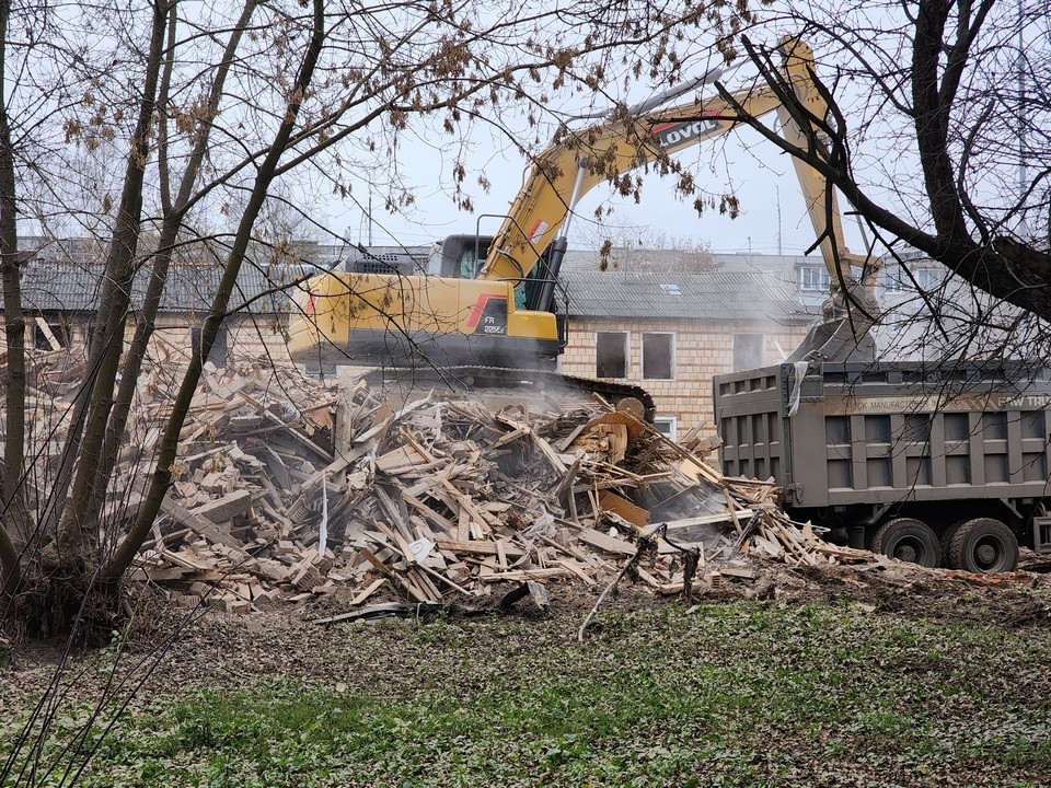 Владелец незаконно построенного здания в деревне Хлябово добровольно снес его до решения суда