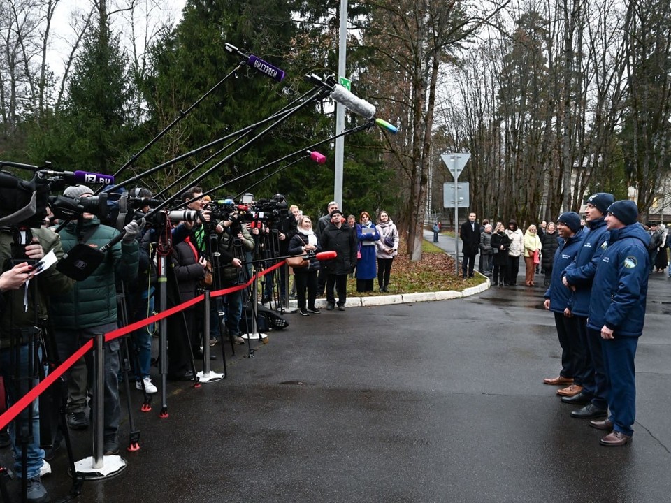 Команда космонавтов покидает Звездный городок для финальной подготовки к полету