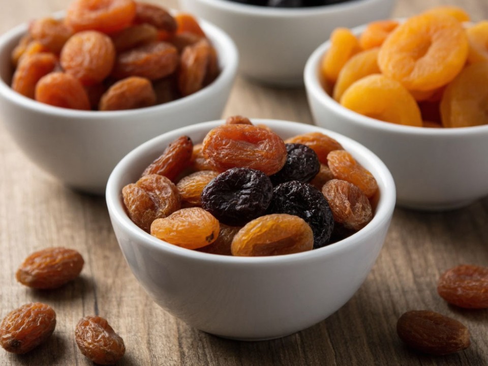 Настолько ли полезная сладость? Диетолог назвала суточную норму сухофруктов