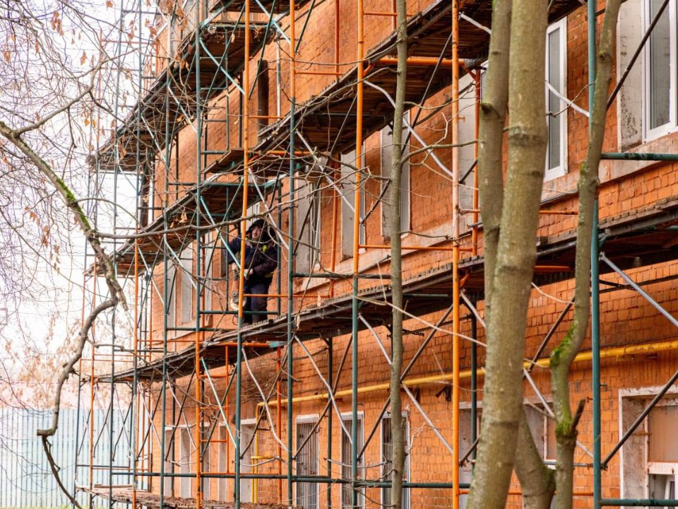 На улице Мирной меняют цвет фасада дома по просьбам жителей