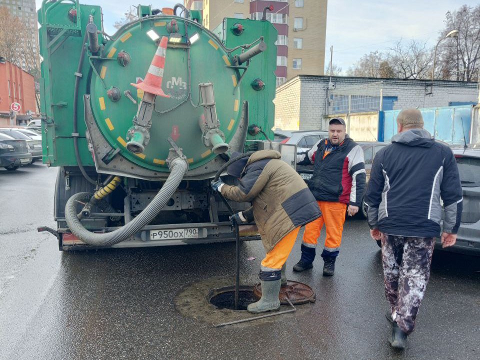 Коммунальщики в Пушкино ликвидировали засоры канализации на Московском проспекте