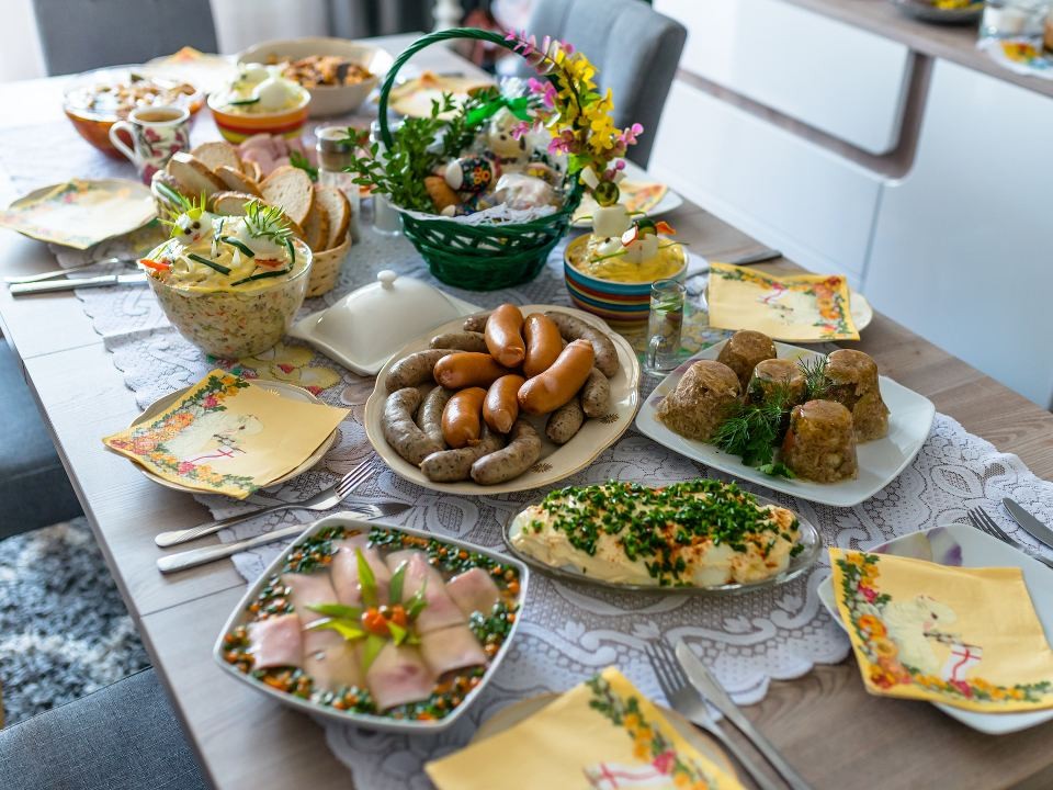 Одиночество за столом: почему пожилым людям опасно есть без компании