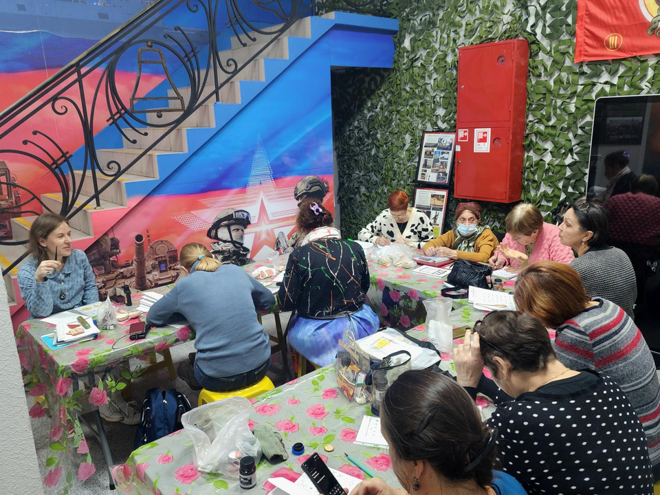 От пергамента к дереву: народный мастер России преподает древнюю пижемскую роспись