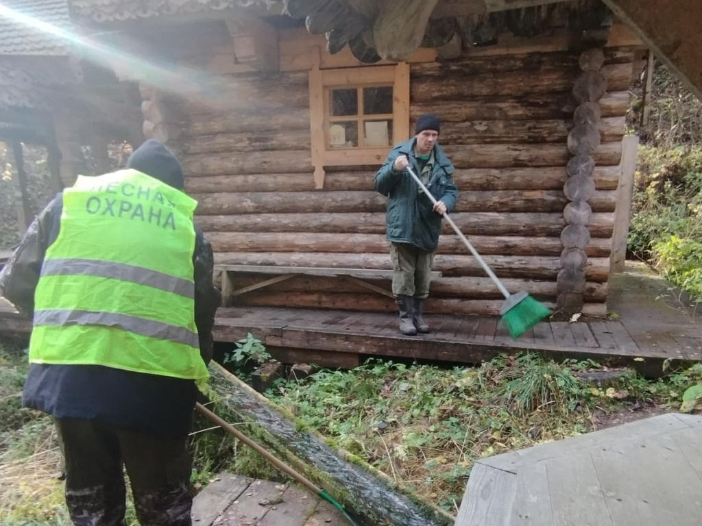 У святого источника в Ревякине убрали мусор и скосили траву