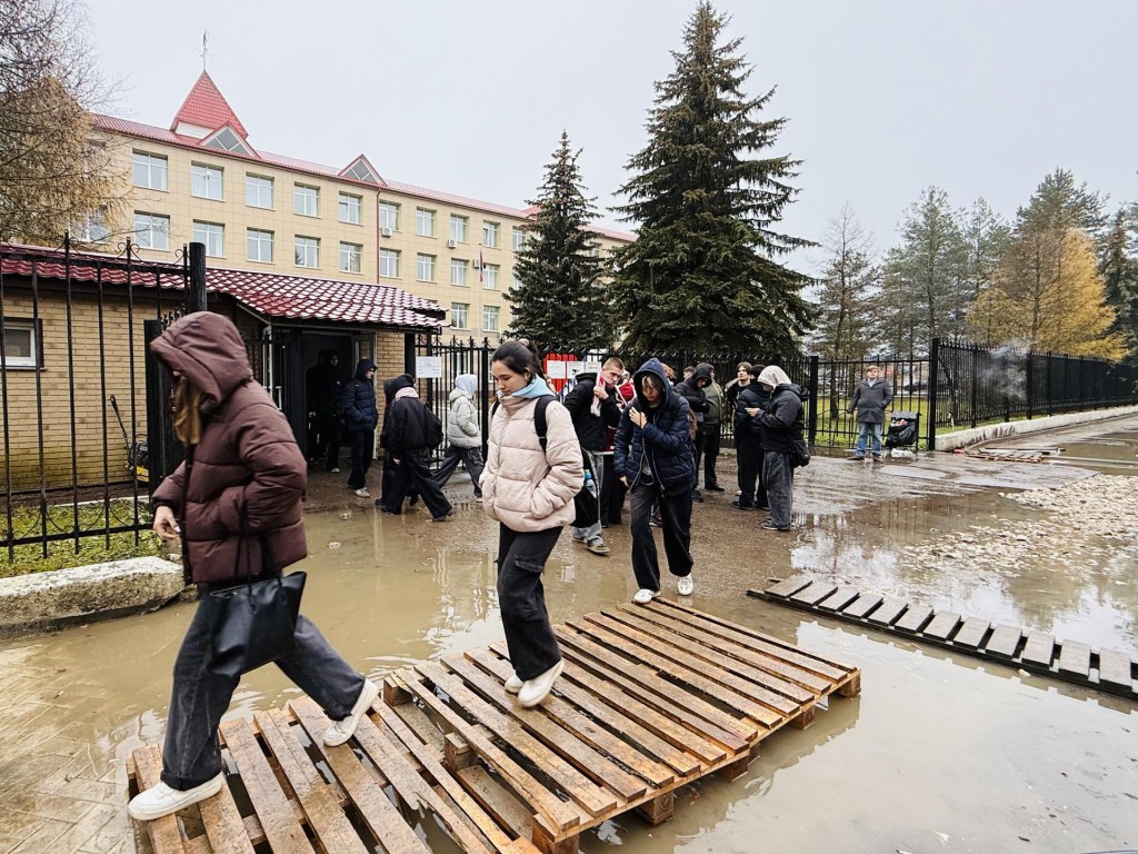 «Раньше было болото, а сейчас кладут плитку»: в поселке Электроизолятор наполовину построили тротуар к школе и университету