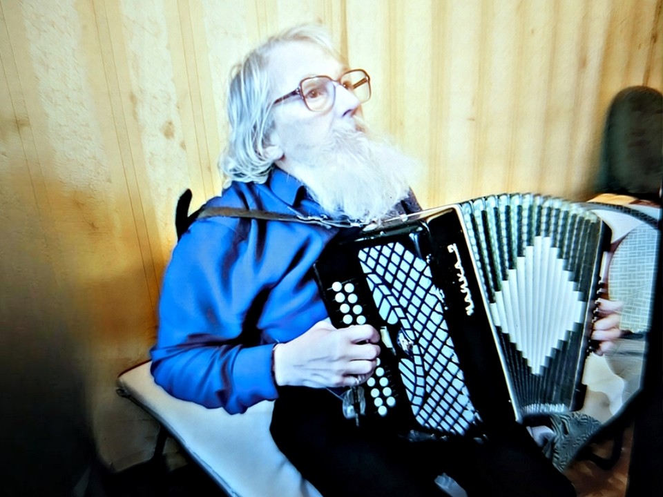 Легендарный баянист дед Слава принимает поздравления с 80-летним юбилеем в Серпухове