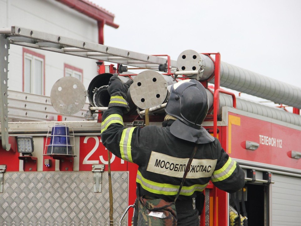Огонь, пенное тушение и счастливый финал: хроника спасения автомобиля в Варюковке