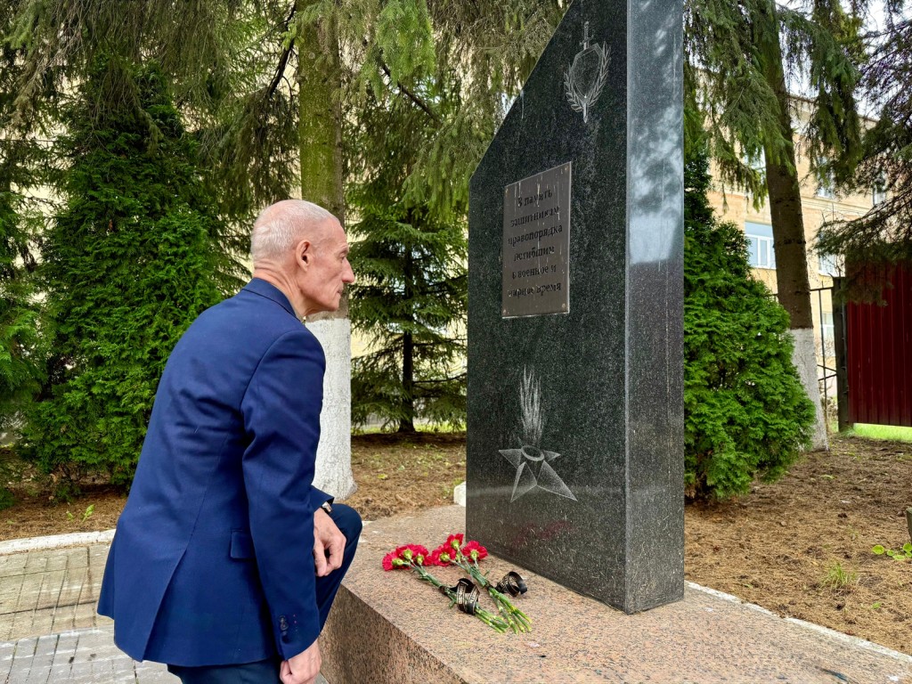 В Ступине почтили память погибших при исполнении долга сотрудников МВД