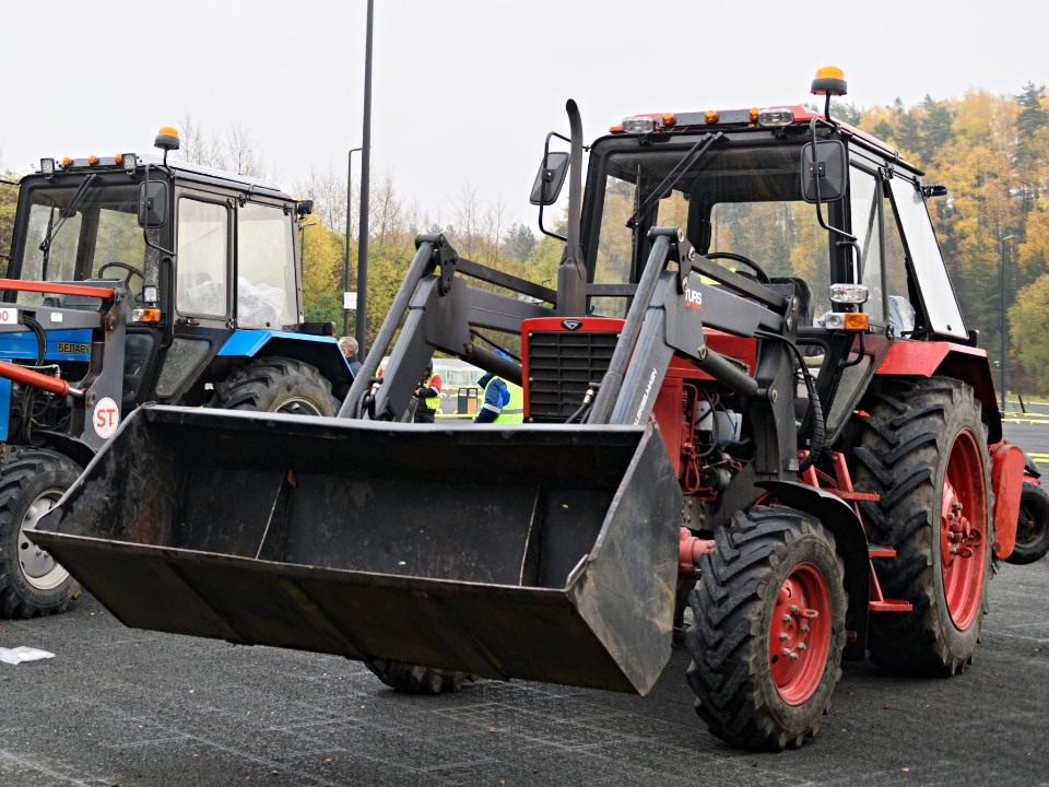 Снег еще не выпал, а Сергиев Посад уже наготове: девять новых тракторов пополнили автопарк
