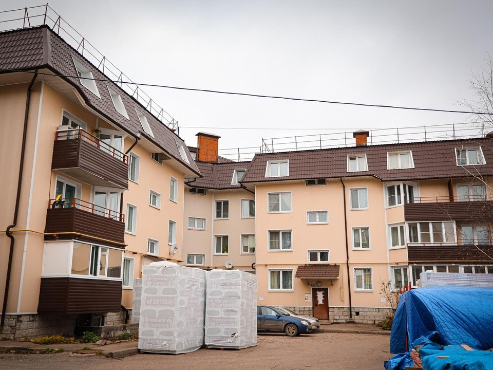 Ремонт крыши устранит проблему с плесенью в квартирах дома Высоковска