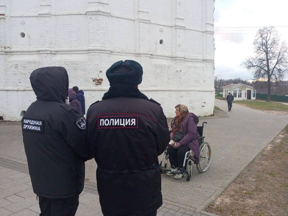 Разоблачение у Лавры: полиция заставила мошенницу вскочить с инвалидной коляски