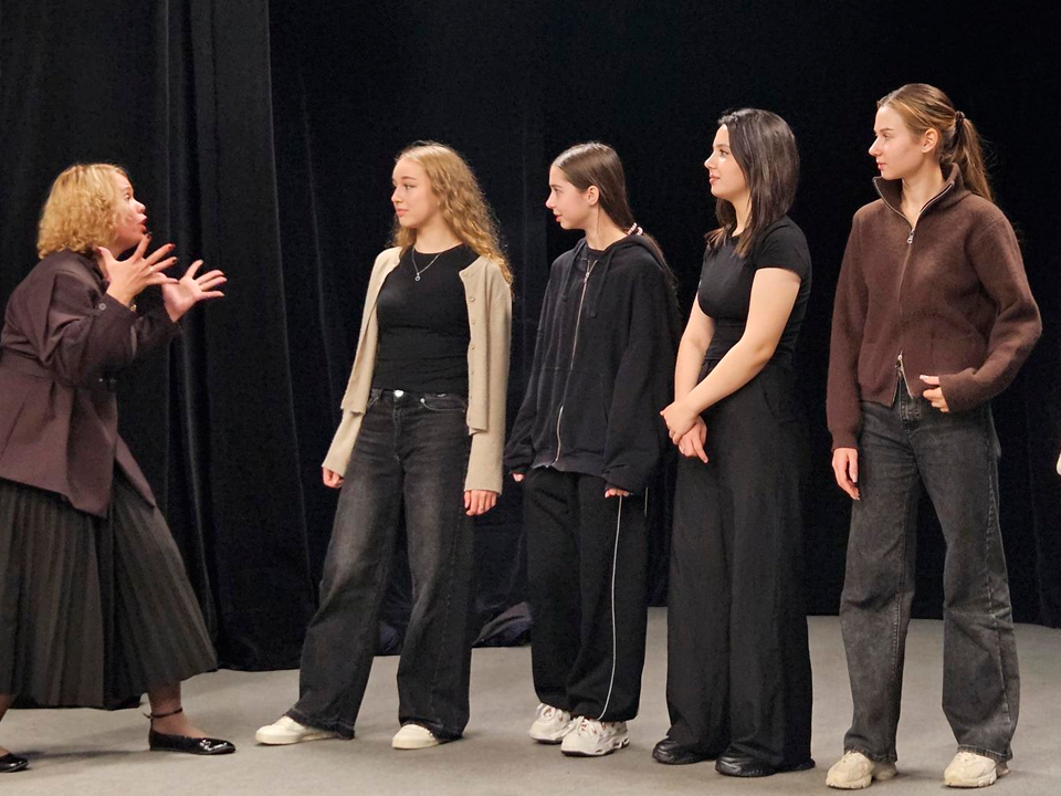 Участницы «Мисс Долгопрудный» освоили техники борьбы с волнением