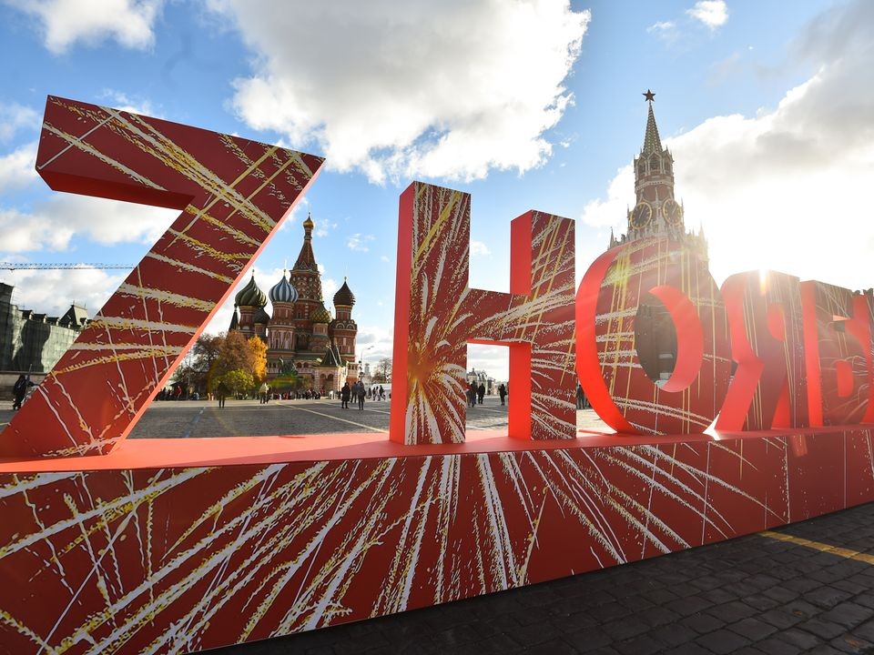 Красный день календаря: с чем поздравлять 7 ноября, что можно и нельзя делать