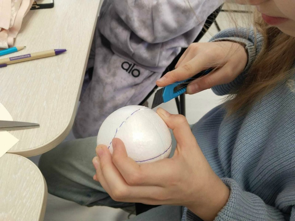 Японская эстетика: дети в Волоколамске создали новогодние шары-кимекоми