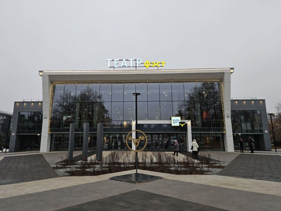 Заменили мебель и расширили площадь: что еще изменилось в обновленном театре «ФЭСТ»