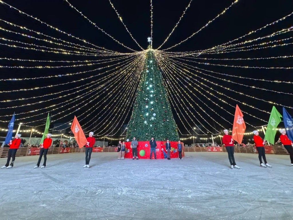 Новый каток в Подмосковье приглашает взрослых и детей на бесплатные сеансы