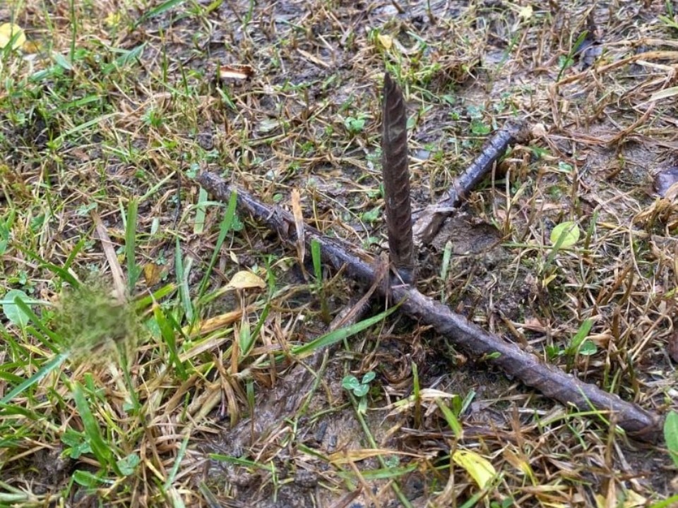 Поранил ногу и пробил колесо: «автора» анти-мотоциклетных «ежей» ищут в Звенигороде