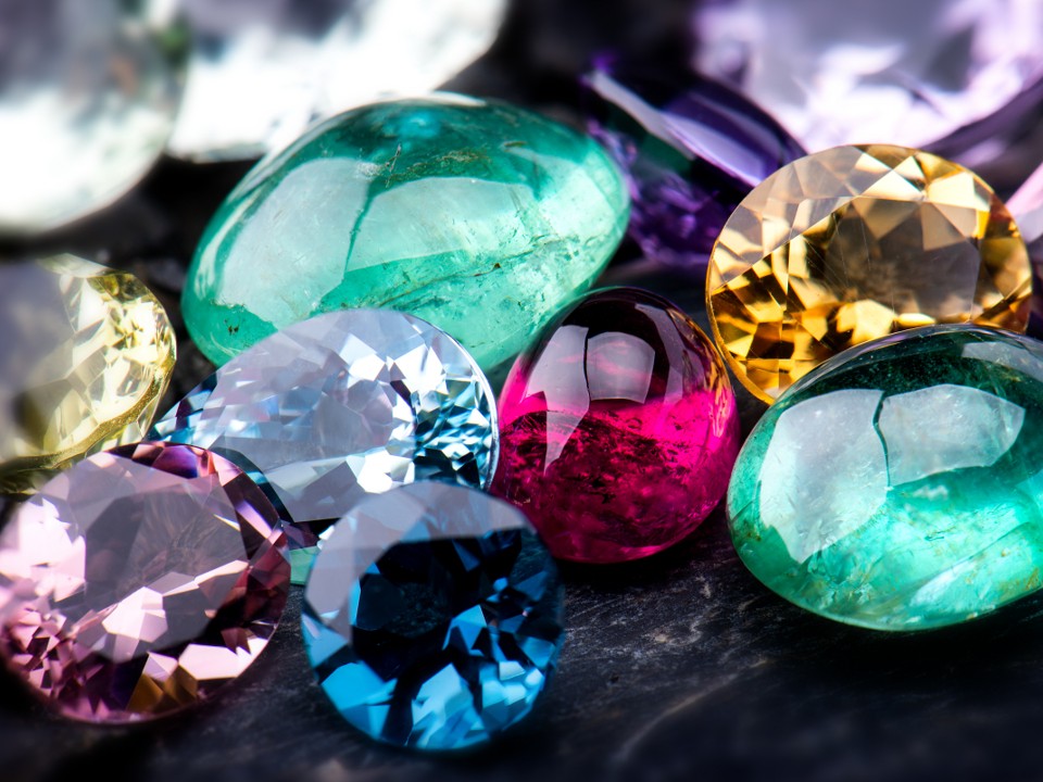 Аметист против тревожности, кварц — от негатива: какие кристаллы помогают бороться с депрессией