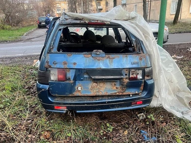 Автовладельца разыскивают в Воскресенске из-за брошенной на газоне «Лады»