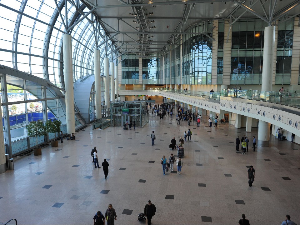 Живая музыка в аэропорту: пианисты выступили в Домодедово