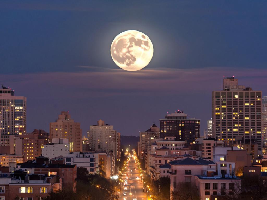 Самая большая Луна года взойдет на небе этой ночью