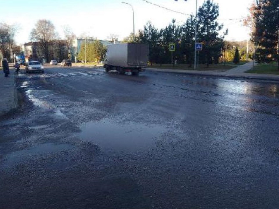 Дорожники устранили лужу на улице Нагорной по просьбе жителей