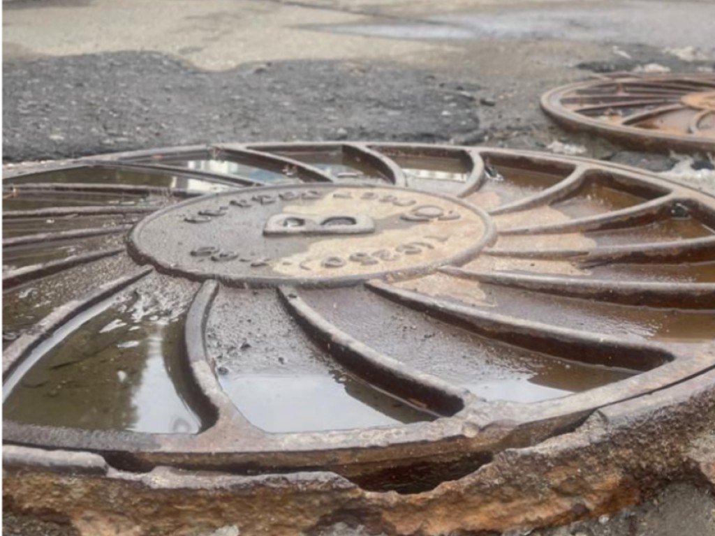 В Раменском из канализационного люка хлынула пена