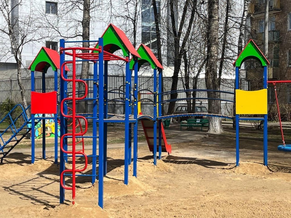 Площадки, на которых хочется играть: как подмосковные коммунальщики следят за безопасностью элементов и куда обращаться при обнаружении дефектов