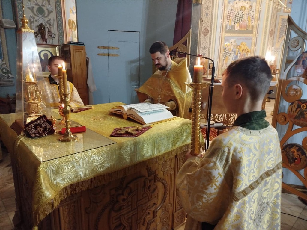 Кадеты казачьего корпуса несут послушания в храме Рузского округа