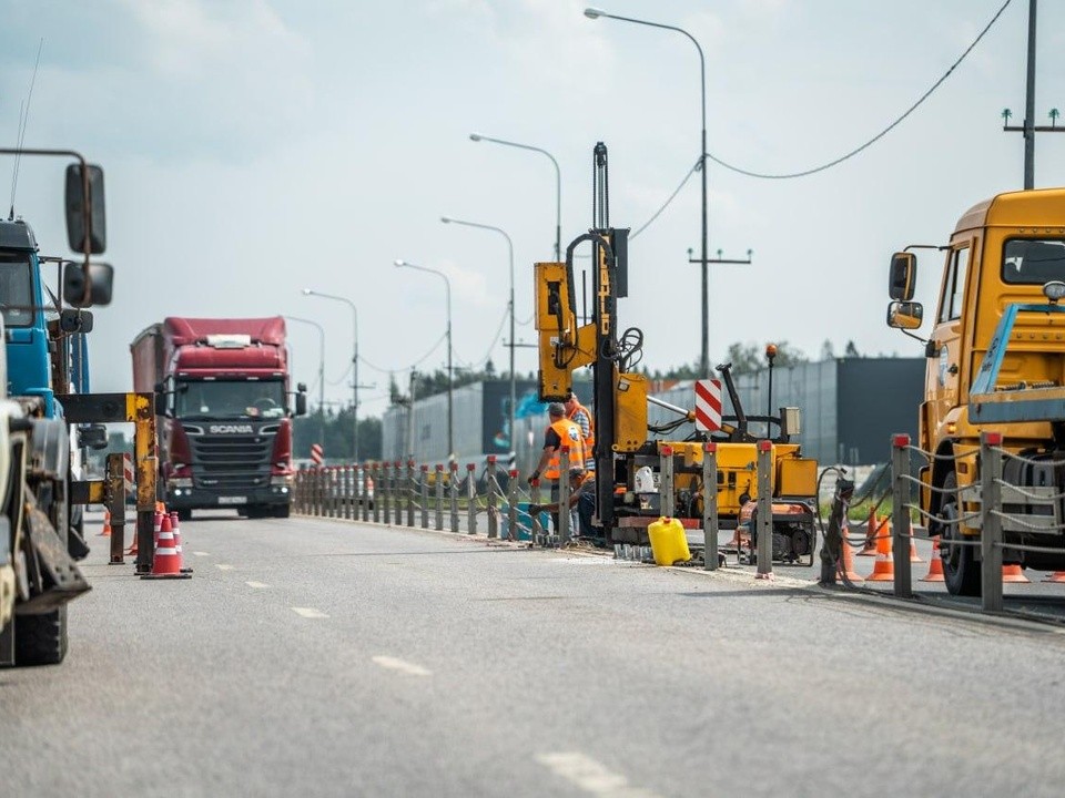 На опасных участках Каширского и Володарского шоссе сделали тросовые ограждения