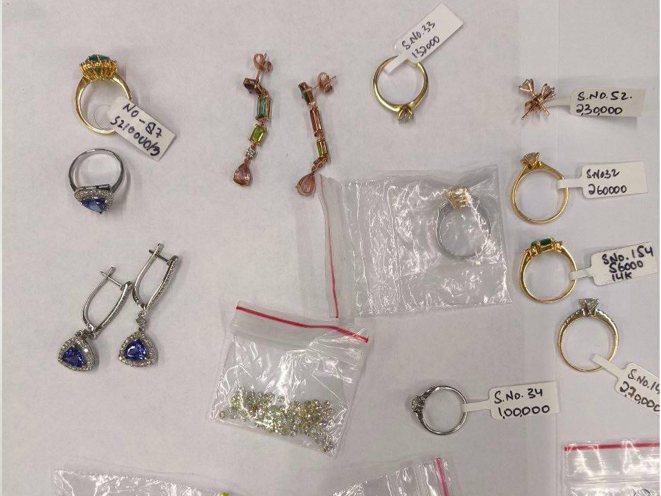 Пассажира с украшениями и самоцветами на ₽9,4 млн задержали в Шереметьево