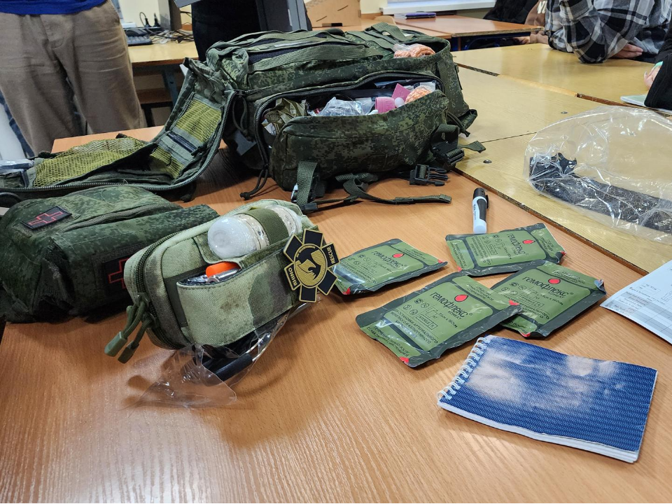 Как обращаться с автоматом и оказать помощь в полевых условиях? Участники СВО рассказали студентам