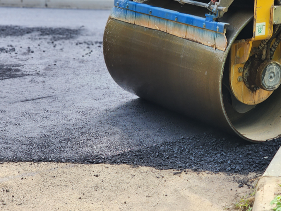 Второй слой асфальта укладывают на ул. Анохина-Гризодубовой