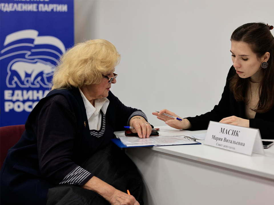 Пенсионерке пообещали разобраться с закрытием кружка для долголетов