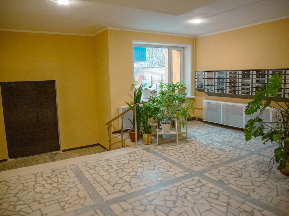 Батареи, плитку и пандусы обновляют в подъездах Звездного городка