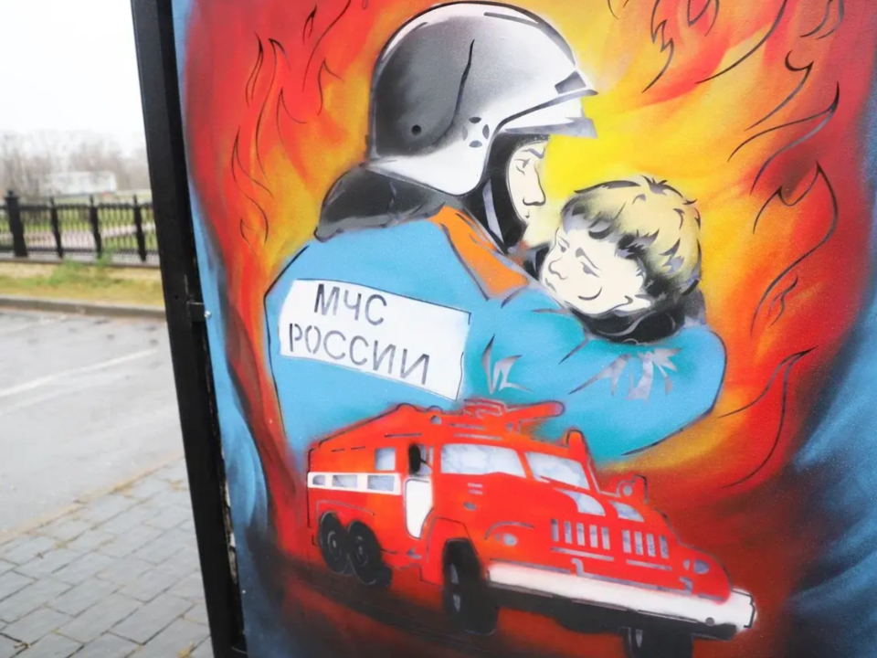 Герой, который спасал жизни: в Рошале открыли необычный памятник пожарному Виктору Агапову