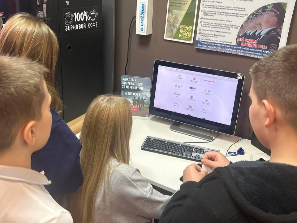 От очереди до подписи: на экскурсии в МФЦ школьники узнали, как получить паспорт и Пушкинскую карту с 14 лет