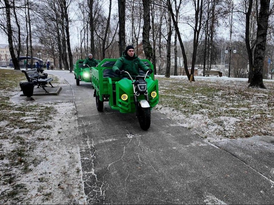Электротрициклы вместо тачек: какой транспорт появился в парках Клина для хозяйственных работ