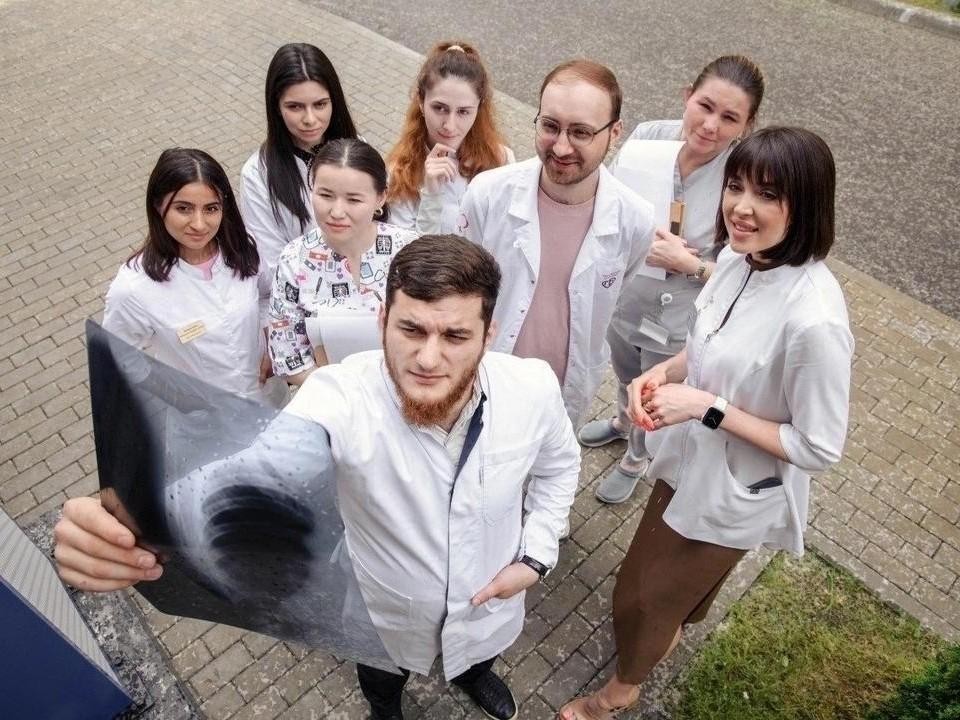 Соцподдержка и высокие зарплаты: как привлекают медиков в Подмосковье