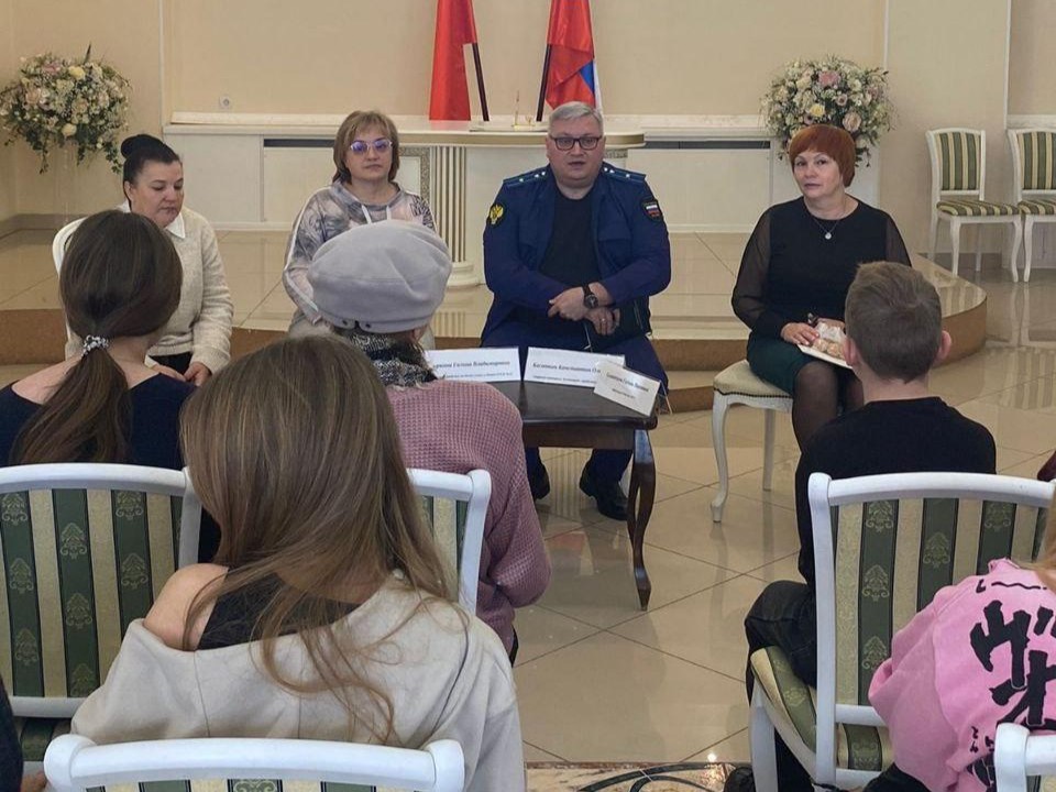 Правовой ликбез для приемных семей: как в луховицком ЗАГСе детей учили правам, а родителей — цифровым госуслугам