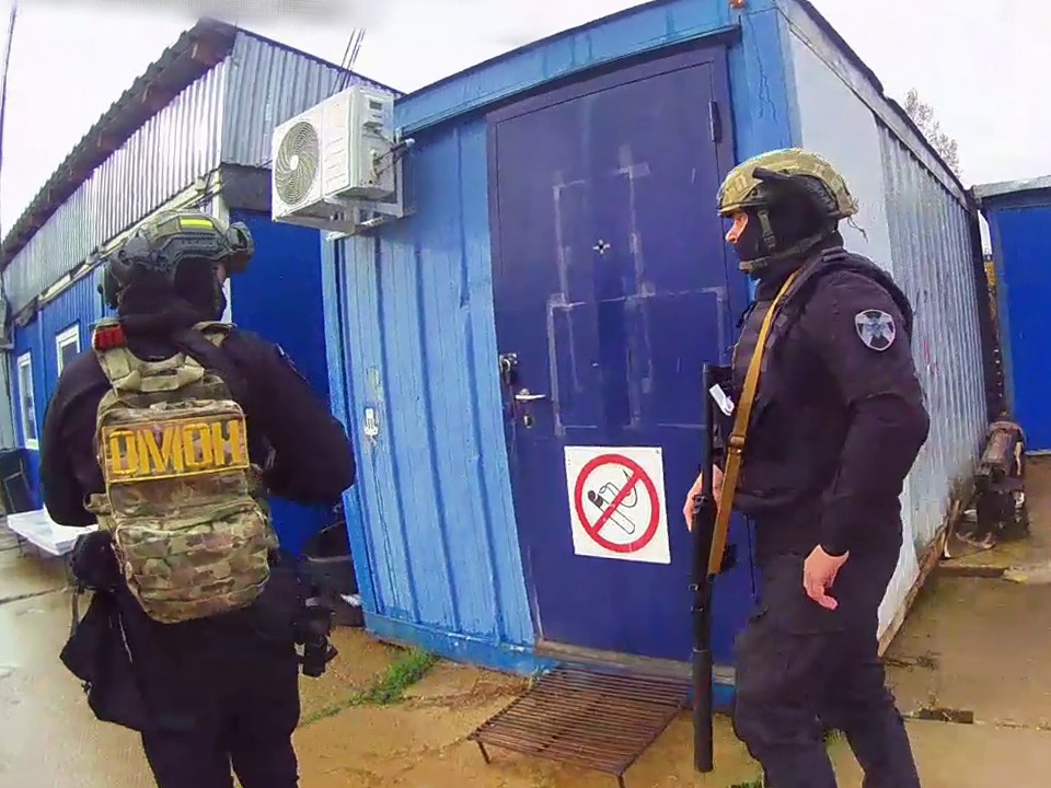 Появились кадры задержания иностранцев-нелегалов на стройке в Электростали