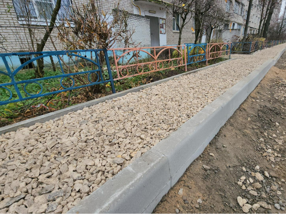 Во дворах на улице Некрасова в Лобне обустраивают пешеходные зоны