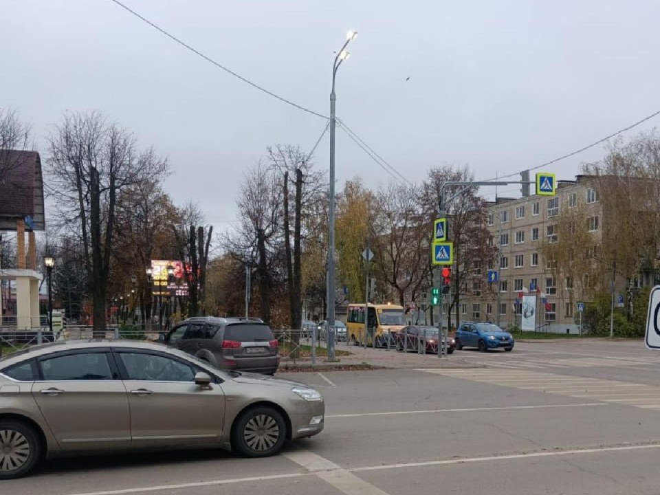 Коммунальщики починили уличный фонарь в центре поселка