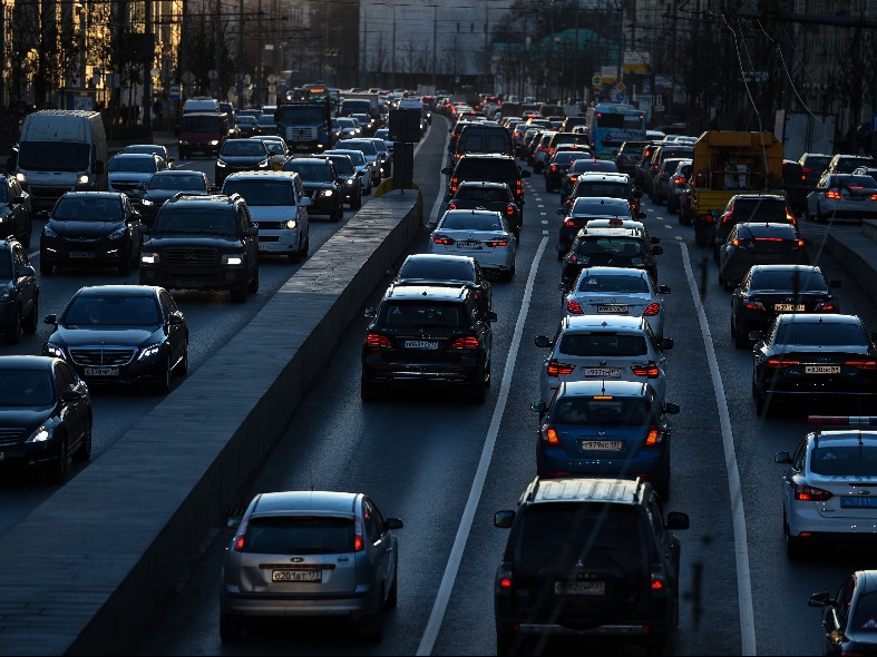 Этот вечер обещает сюрпризы на подмосковных дорогах: какие шоссе уже встали и как выбрать самый быстрый путь