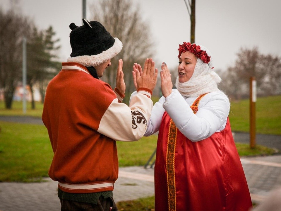 Непогода не помешала веселью и раздаче подарков на городском празднике