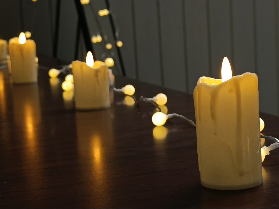 Теперь они пахнут погашенной ипотекой и вампирами: аромасвечи вышли на новый уровень